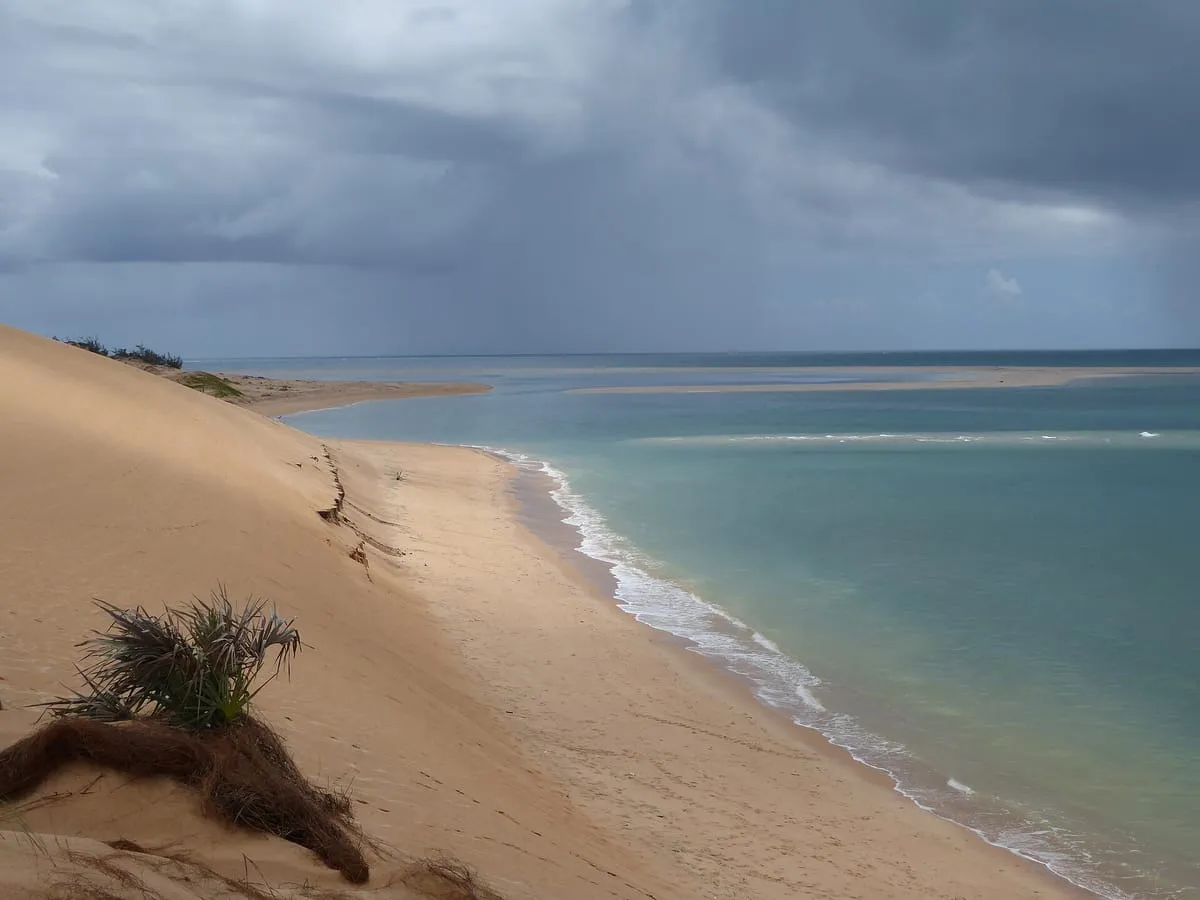 Dunas e praia de uma ilha do Arquipélago de Bazaruto