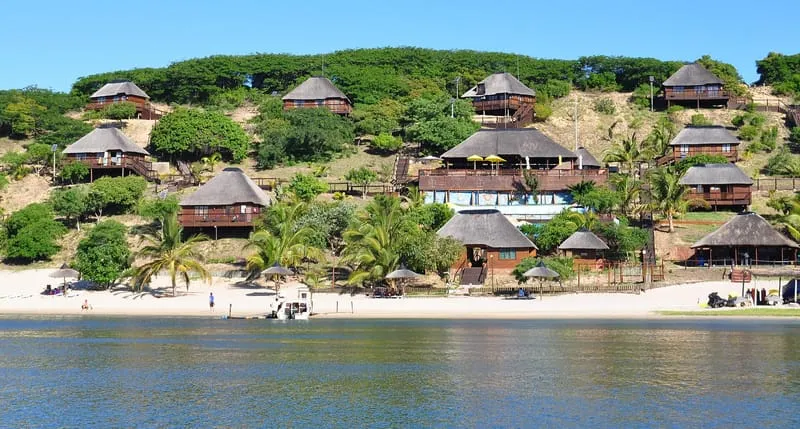 Cabanas de colmo junto à lagoa de Bilene