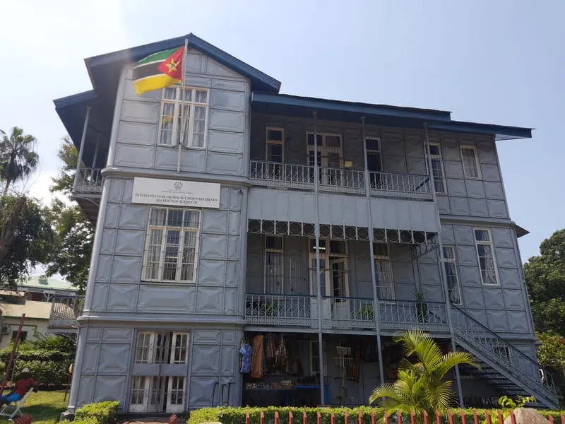 Casa de Ferro, em Maputo, com a bandeira nacional