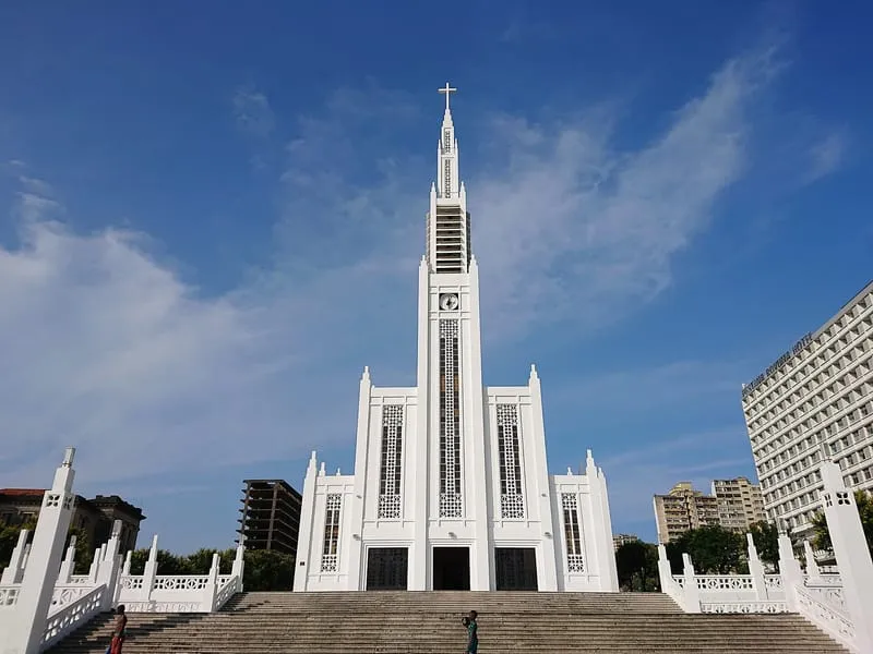 Fachada branca da Catedral de Nossa Senhora da Conceição, em Maputo