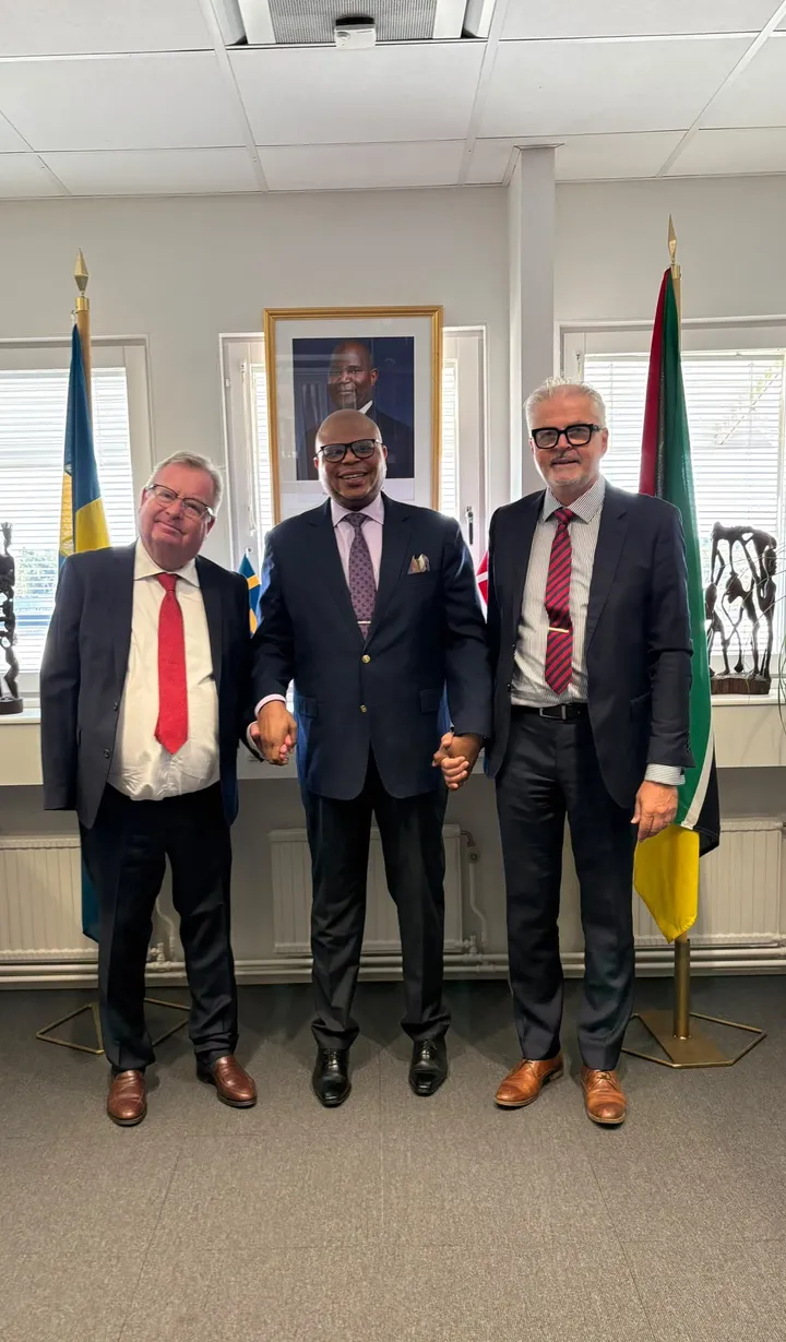 O Embaixador Francisco Novela, ao centro, com Bo Löfgren e Johan Frössling, da Dynamis Investment Partners, na Embaixada em Estocolmo, entre as bandeiras da Suécia e de Moçambique