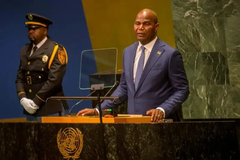 O Presidente Daniel Francisco Chapo discursa na tribuna da sala da Assembleia Geral das Nações Unidas, em Nova Iorque, com um agente de segurança da ONU de pé atrás de si