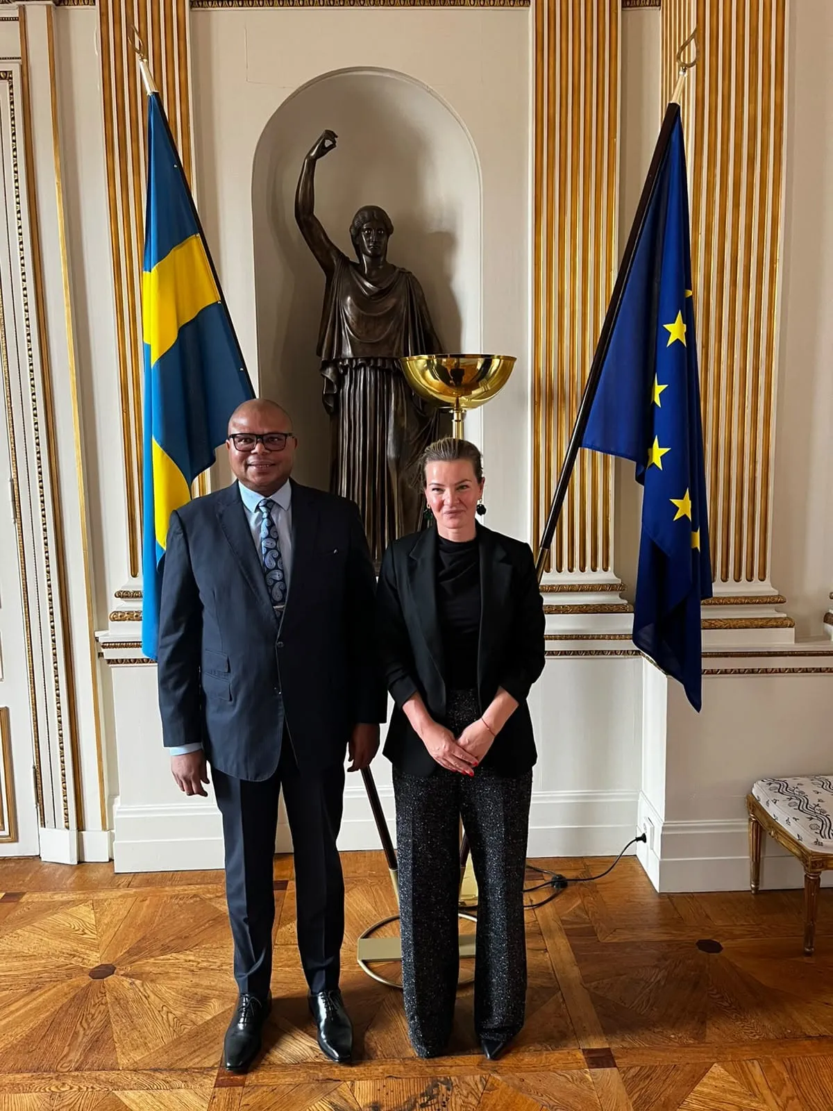 O Embaixador de Moçambique, Francisco Neto António Novela, com a Secretária de Estado para a Cooperação Internacional para o Desenvolvimento da Suécia, Karin Juhlin, no Ministério dos Negócios Estrangeiros da Suécia