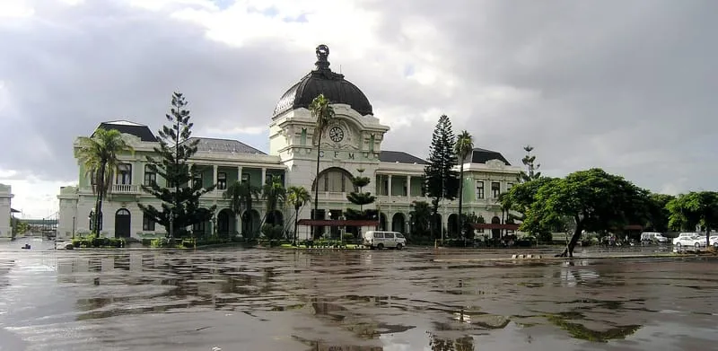 Fachada da Estação Central dos Caminhos de Ferro de Maputo, com a sua cúpula