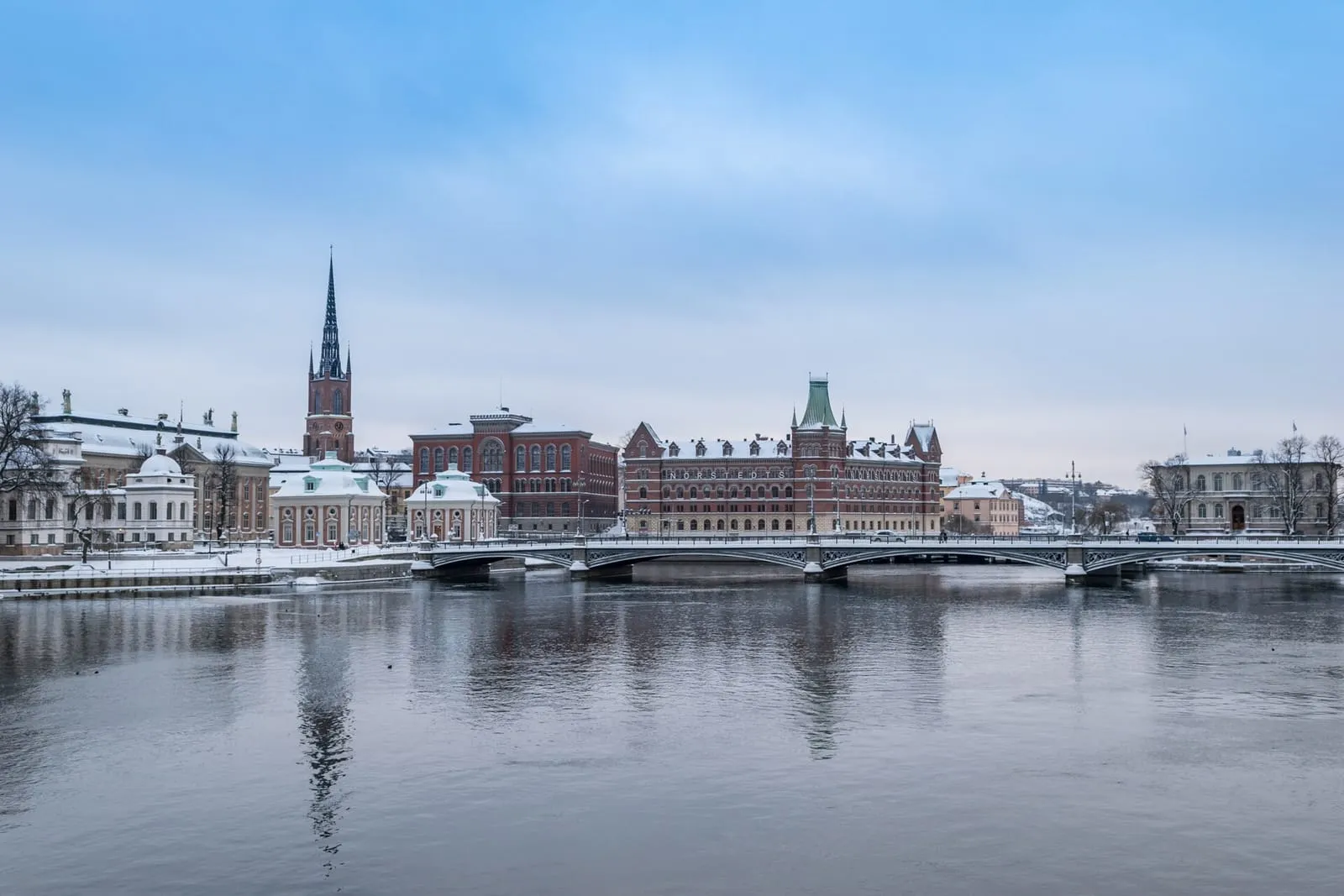 Riddarholmen e a cidade velha de Estocolmo vistos sobre a água, no Inverno