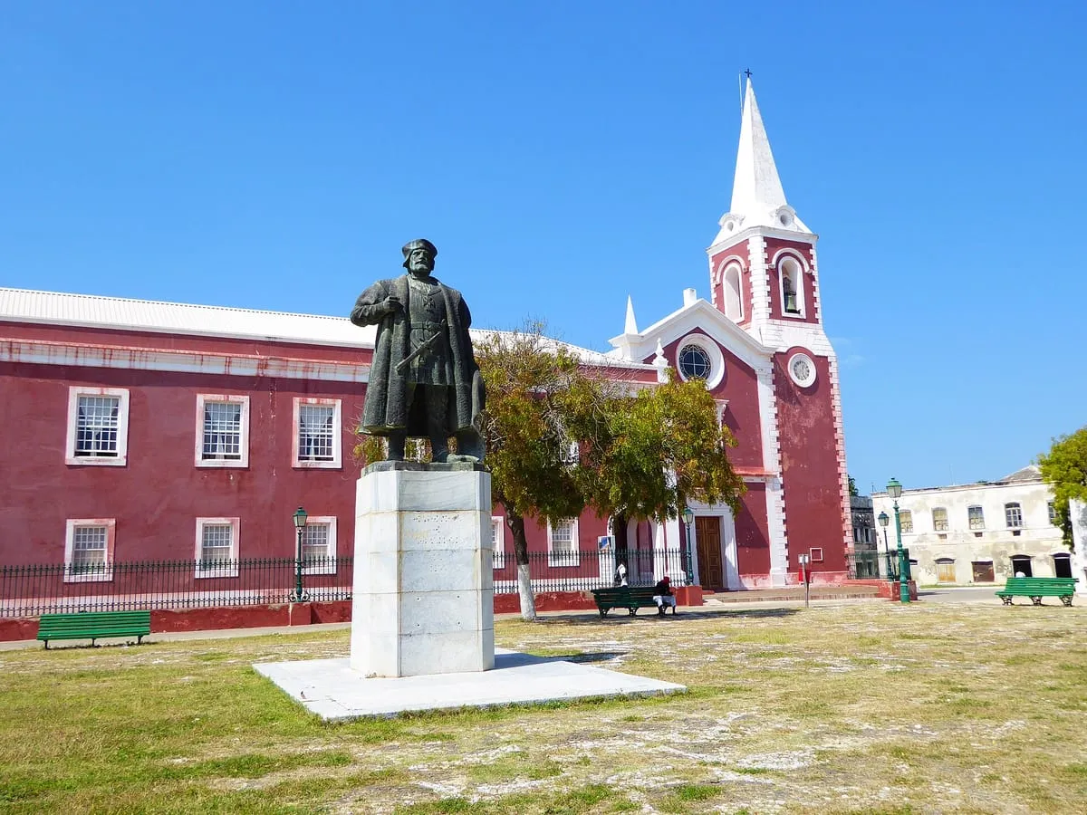 Palácio de São Paulo, na Ilha de Moçambique, com a estátua de Vasco da Gama