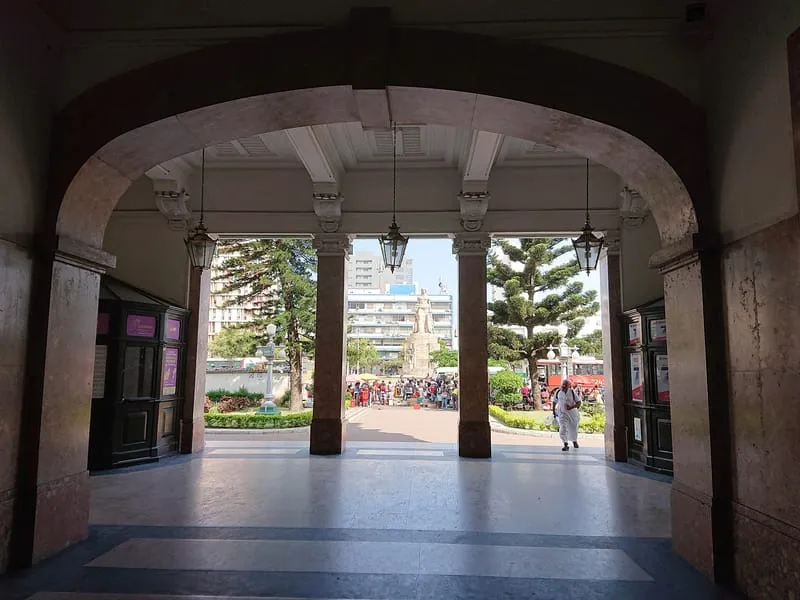 Praça dos Trabalhadores vista da arcada da Estação Central de Maputo