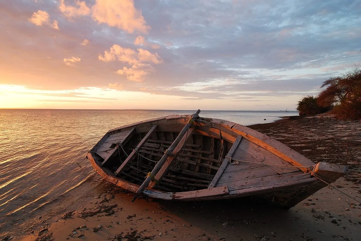 Barco de pesca na praia da Ilha do Ibo, no Arquipélago das Quirimbas, ao pôr do sol
