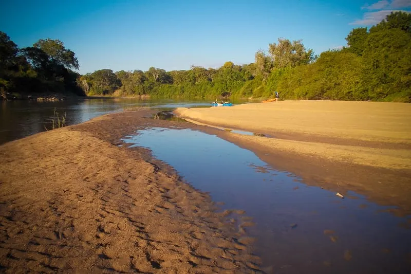 Margem arenosa do rio Lugenda, a caminho da Reserva do Niassa