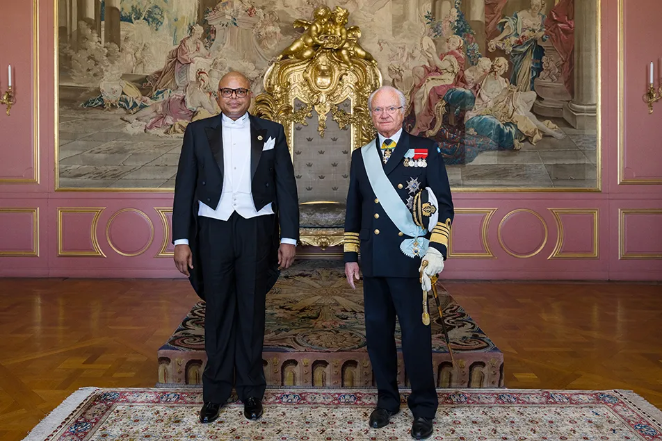 Sua Excelência Francisco Neto António Novela com Sua Majestade Carl XVI Gustaf, Rei da Suécia