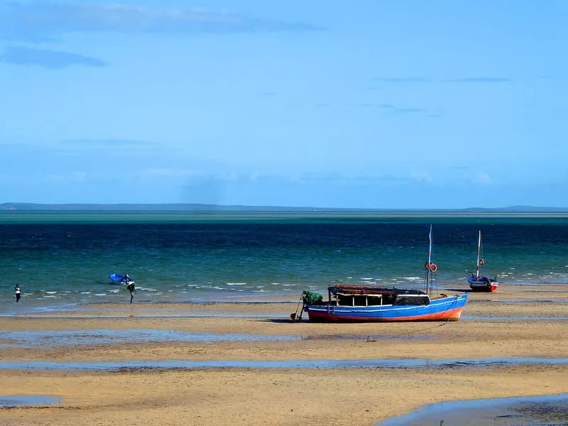 Barcos na praia de Vilanculos, na maré baixa